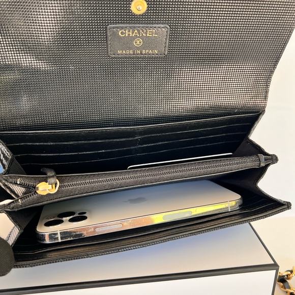 CHANEL Black Quilted large leather wallet with Gold Chain - Picture 4 of 14